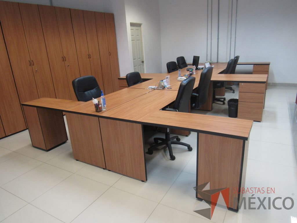 Lote 014 - Estación de trabajo para 8 personas con 8 archiveros de pedestal de 3 cajones
