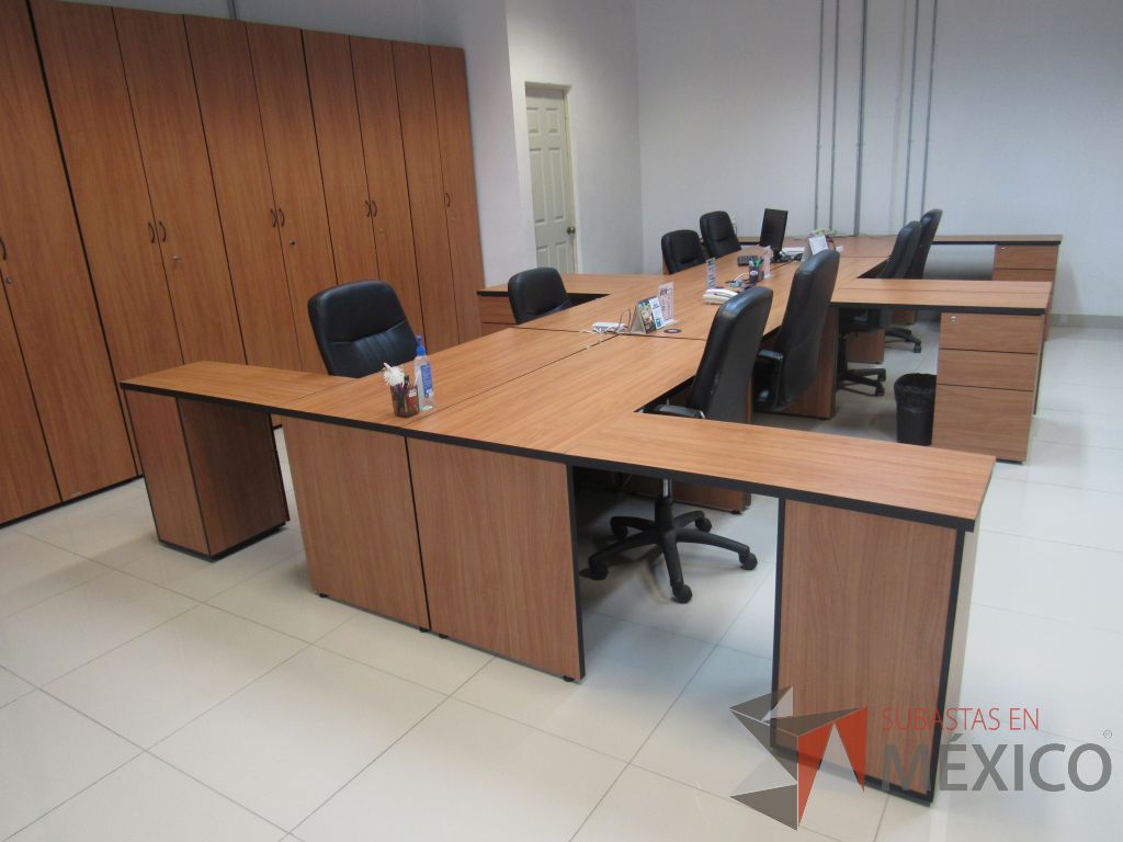 Lote 014 - Estación de trabajo para 8 personas con 8 archiveros de pedestal de 3 cajones - Imagen 5