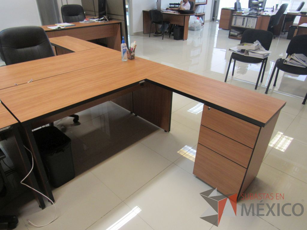 Lote 014 - Estación de trabajo para 8 personas con 8 archiveros de pedestal de 3 cajones - Imagen 9