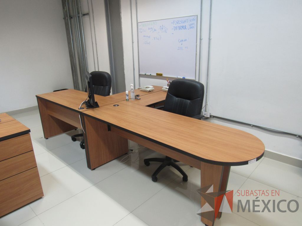 Lote 025 - Estación de trabajo para 2 personas con 2 archiveros de pedestal de 3 cajones