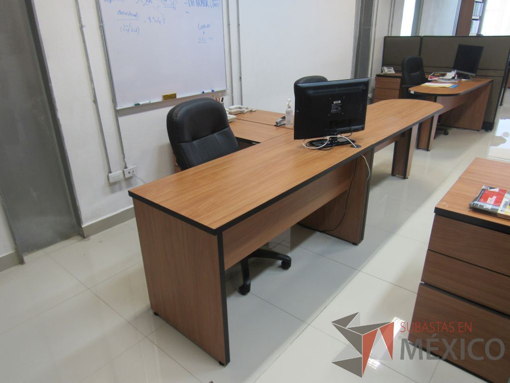 Lote 025 - Estación de trabajo para 2 personas con 2 archiveros de pedestal de 3 cajones - Imagen 8