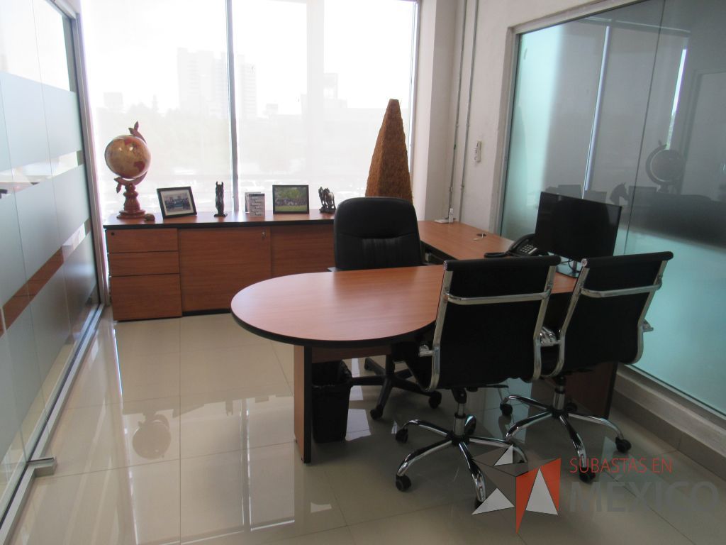 Lote 016 - Oficina ejecutiva con escritorio en escuadra y credenza de 2 puertas - Imagen 2