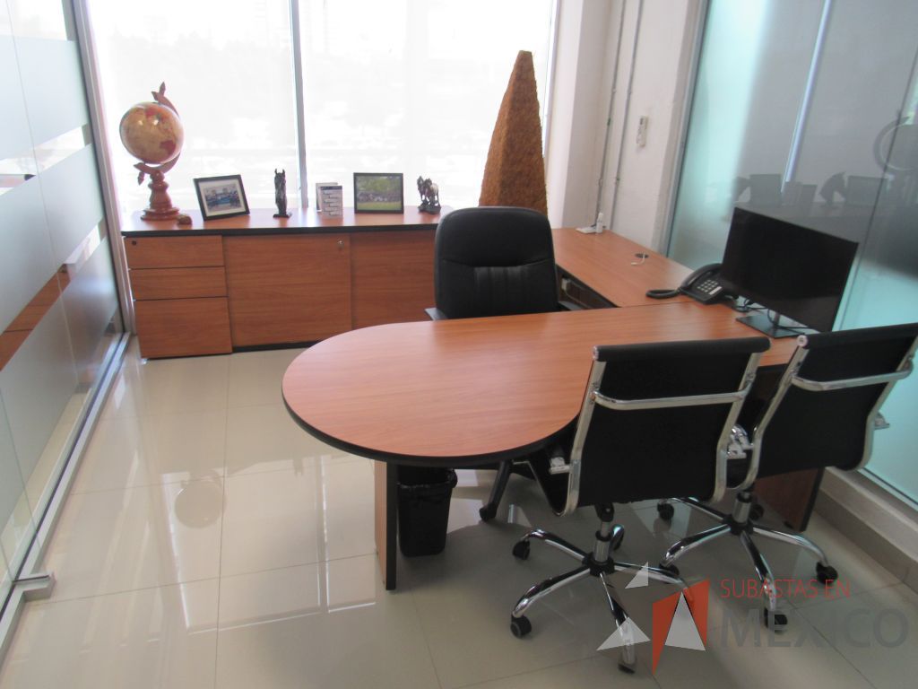 Lote 016 - Oficina ejecutiva con escritorio en escuadra y credenza de 2 puertas