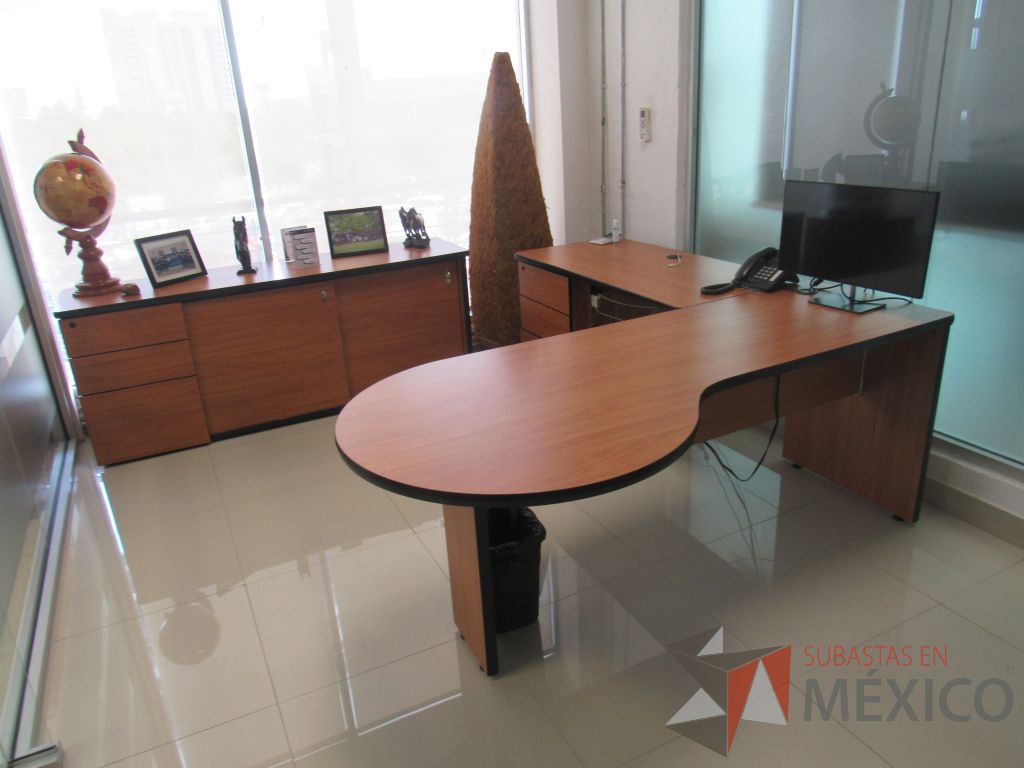 Lote 016 - Oficina ejecutiva con escritorio en escuadra y credenza de 2 puertas - Imagen 3