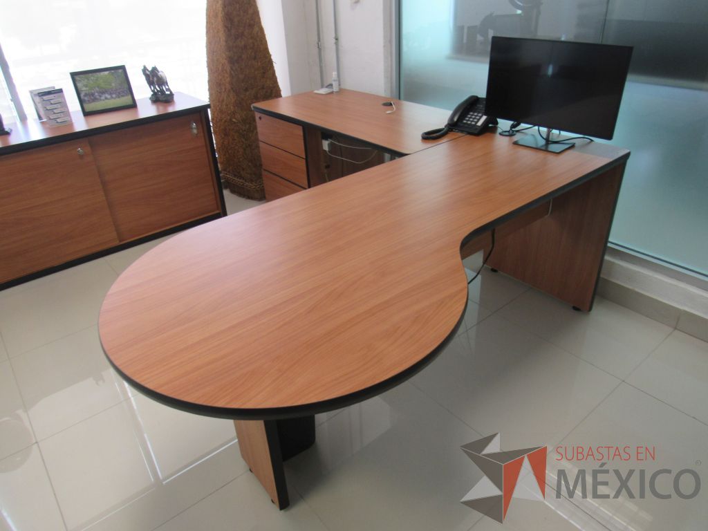 Lote 016 - Oficina ejecutiva con escritorio en escuadra y credenza de 2 puertas - Imagen 4