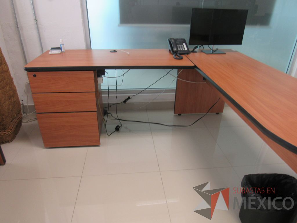 Lote 016 - Oficina ejecutiva con escritorio en escuadra y credenza de 2 puertas - Imagen 5