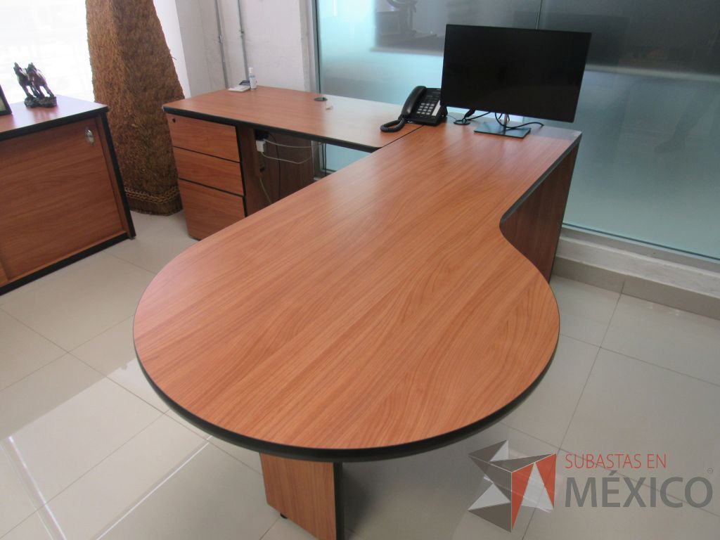 Lote 016 - Oficina ejecutiva con escritorio en escuadra y credenza de 2 puertas - Imagen 6