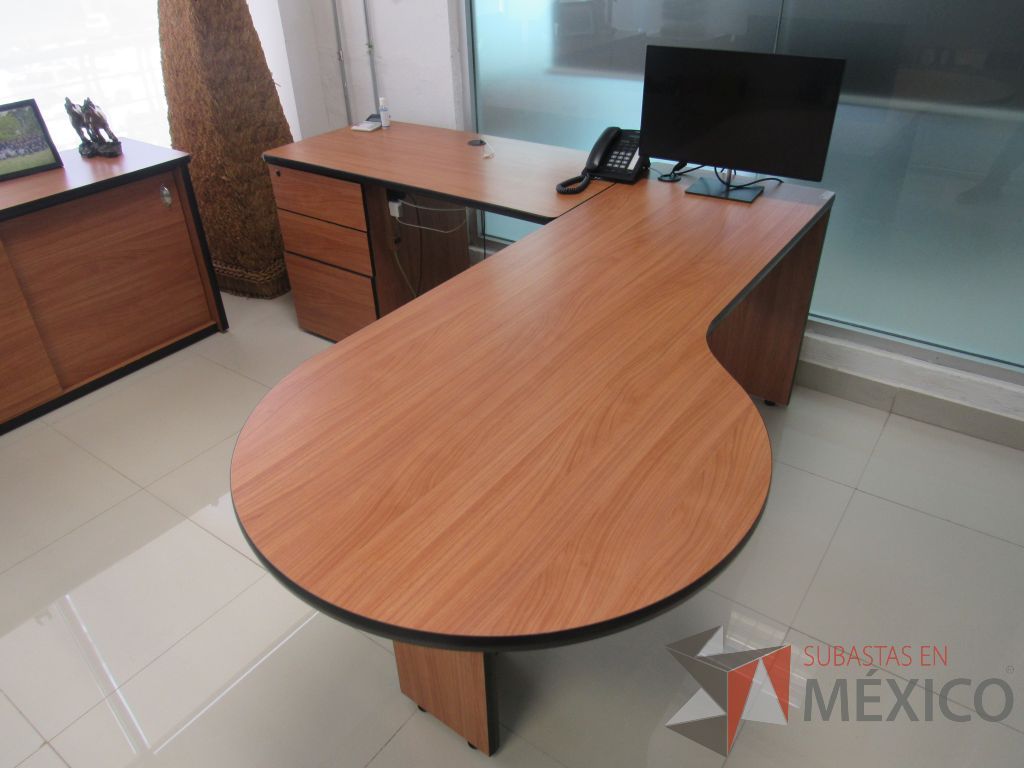 Lote 016 - Oficina ejecutiva con escritorio en escuadra y credenza de 2 puertas - Imagen 7