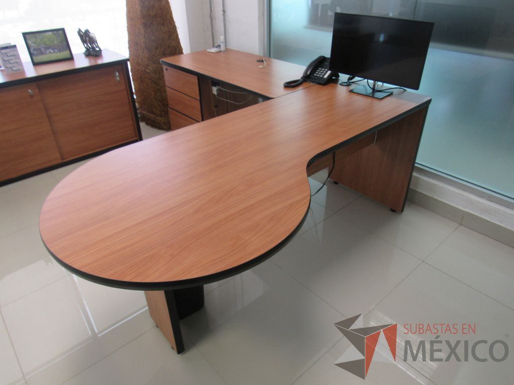 Lote 016 - Oficina ejecutiva con escritorio en escuadra y credenza de 2 puertas - Imagen 8