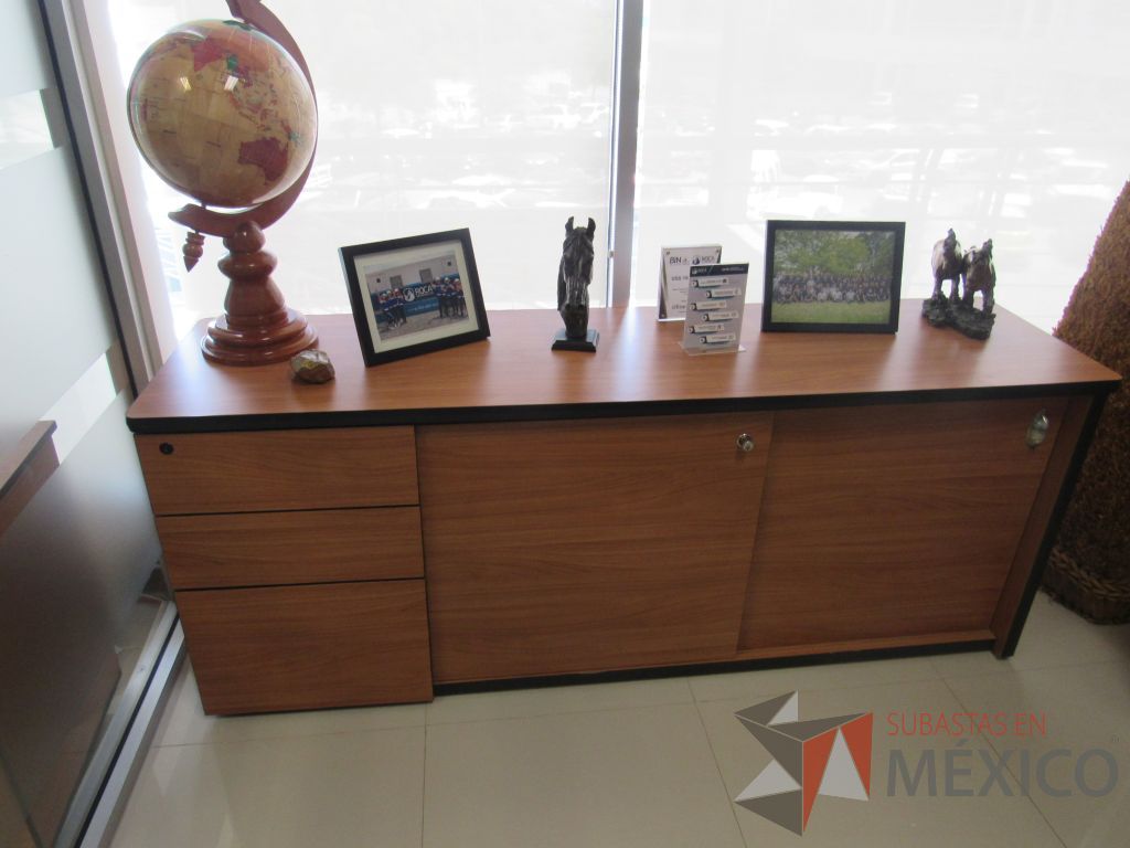 Lote 016 - Oficina ejecutiva con escritorio en escuadra y credenza de 2 puertas - Imagen 9