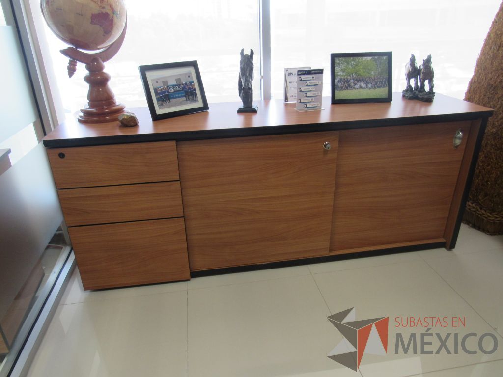 Lote 016 - Oficina ejecutiva con escritorio en escuadra y credenza de 2 puertas - Imagen 10