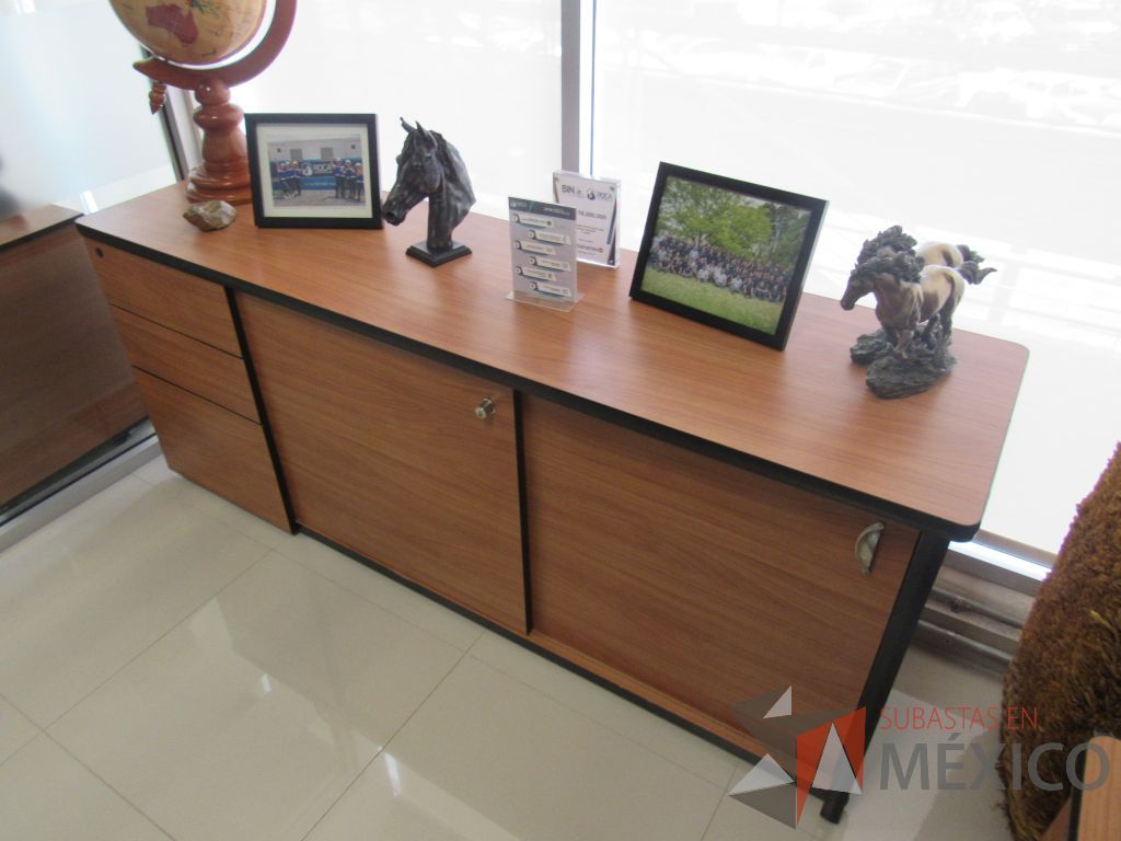 Lote 016 - Oficina ejecutiva con escritorio en escuadra y credenza de 2 puertas - Imagen 11