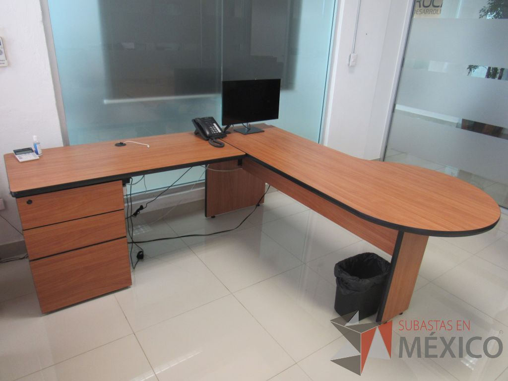 Lote 016 - Oficina ejecutiva con escritorio en escuadra y credenza de 2 puertas - Imagen 13