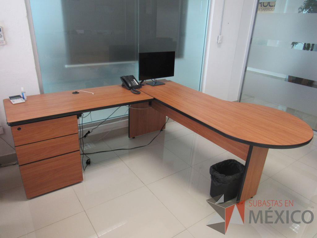 Lote 016 - Oficina ejecutiva con escritorio en escuadra y credenza de 2 puertas - Imagen 14