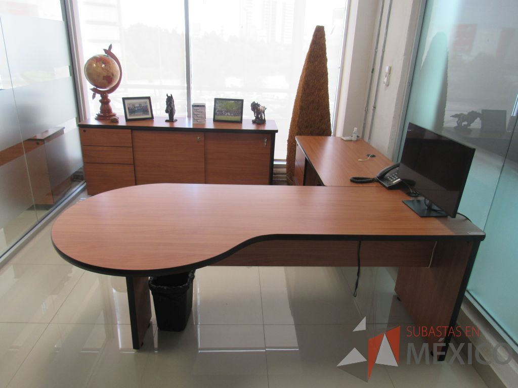 Lote 016 - Oficina ejecutiva con escritorio en escuadra y credenza de 2 puertas - Imagen 16