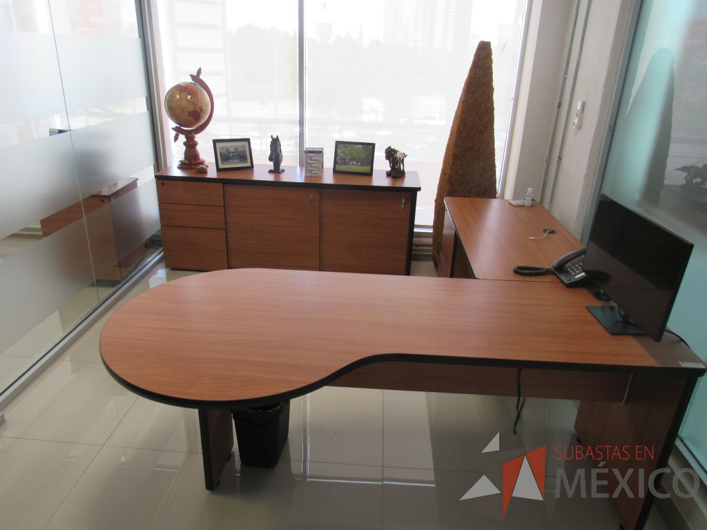 Lote 016 - Oficina ejecutiva con escritorio en escuadra y credenza de 2 puertas - Imagen 17