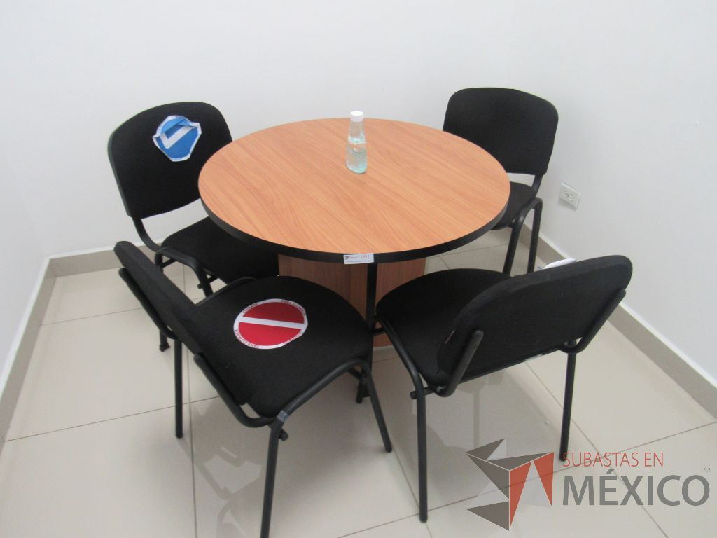 Lote 106 - Mesa de trabajo circular para 4 personas con base cubierta color café - Imagen 2