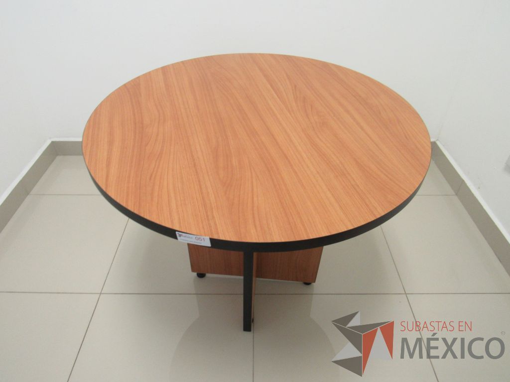 Lote 106 - Mesa de trabajo circular para 4 personas con base cubierta color café - Imagen 5