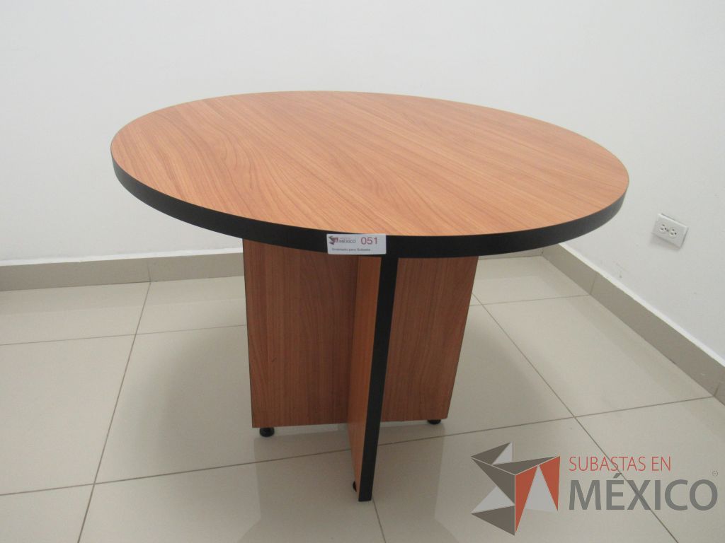 Lote 106 - Mesa de trabajo circular para 4 personas con base cubierta color café