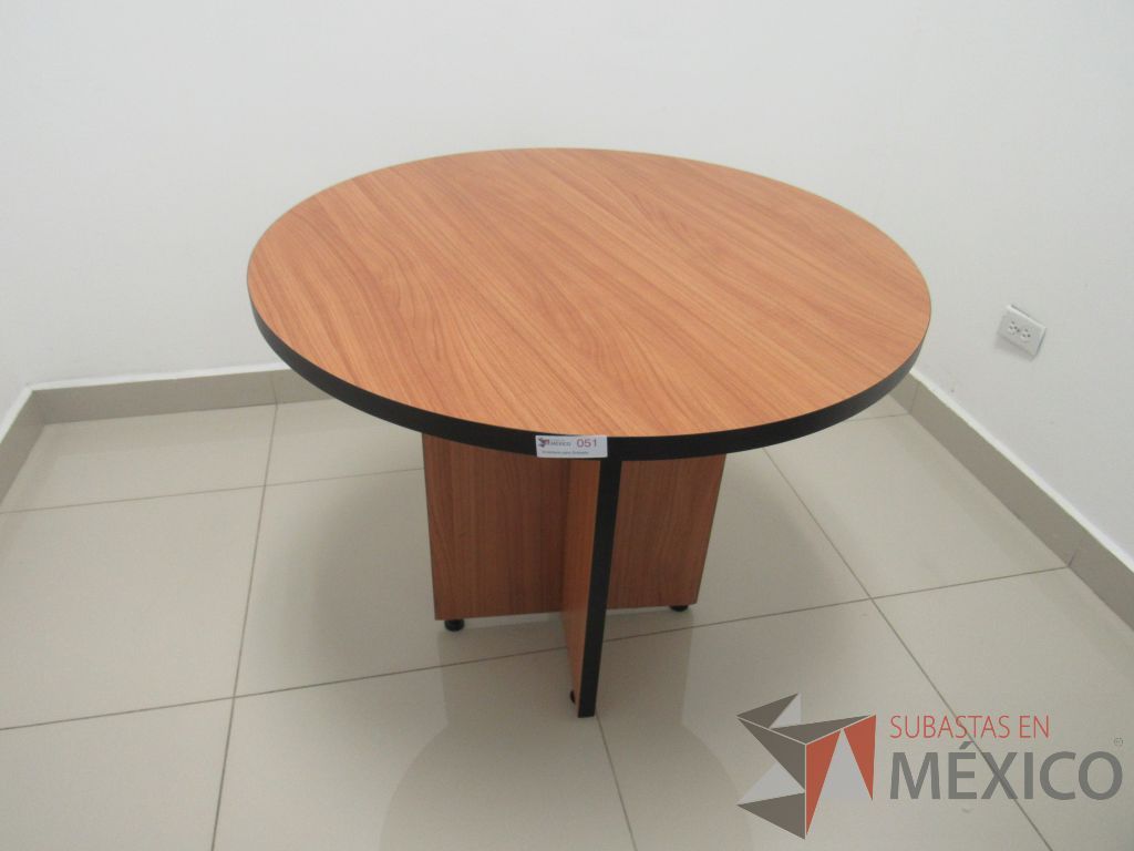 Lote 106 - Mesa de trabajo circular para 4 personas con base cubierta color café - Imagen 4
