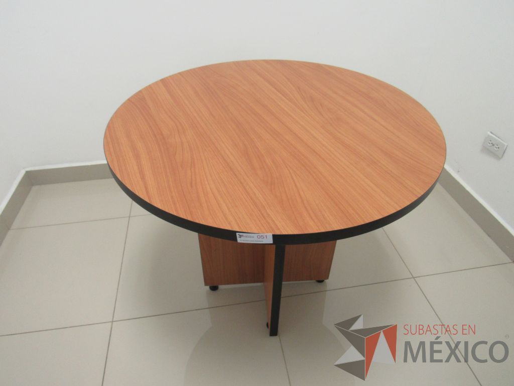 Lote 106 - Mesa de trabajo circular para 4 personas con base cubierta color café - Imagen 3