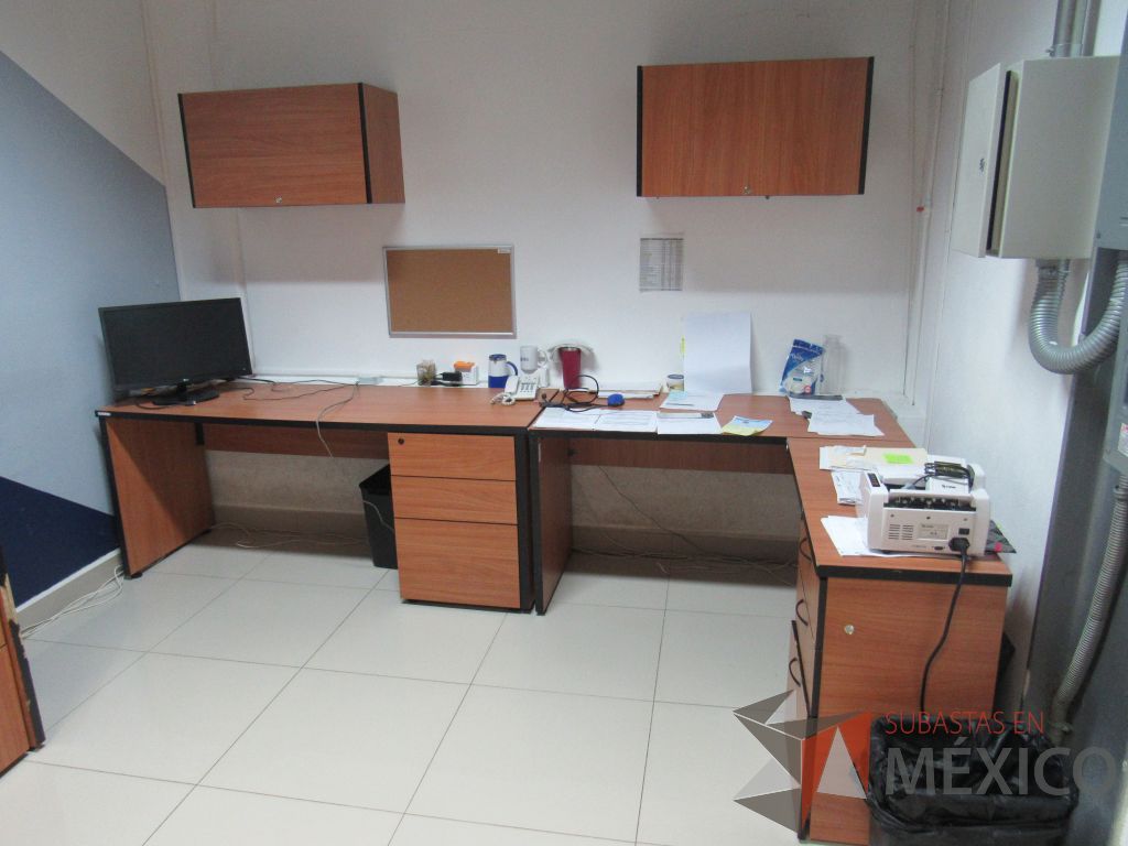 Lote 060 - Estación de trabajo para 2 personas con 2 archiveros de pedestal de 3 cajones y 2 gavetas - Imagen 2