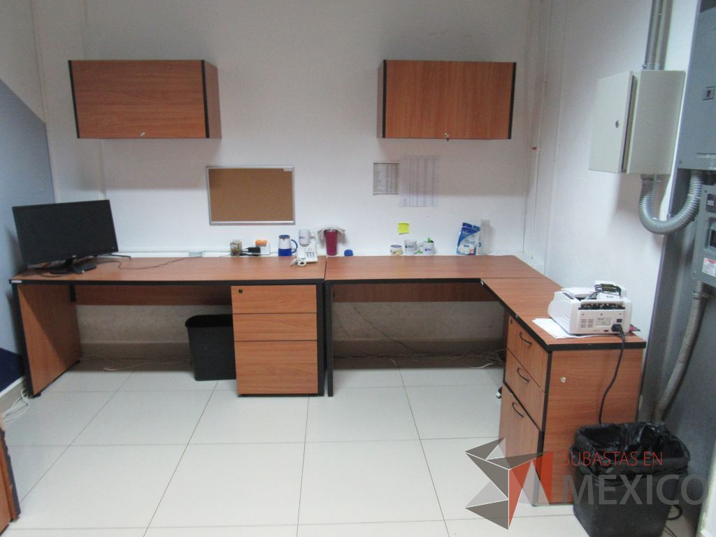 Lote 060 - Estación de trabajo para 2 personas con 2 archiveros de pedestal de 3 cajones y 2 gavetas - Imagen 3