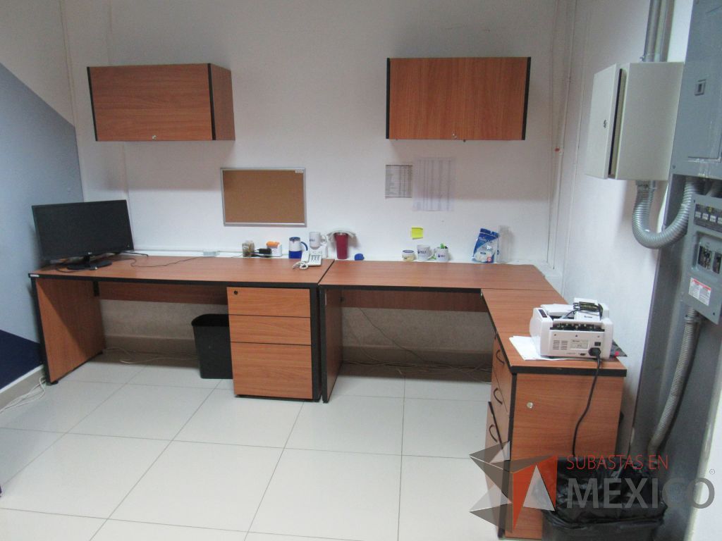 Lote 060 - Estación de trabajo para 2 personas con 2 archiveros de pedestal de 3 cajones y 2 gavetas - Imagen 5