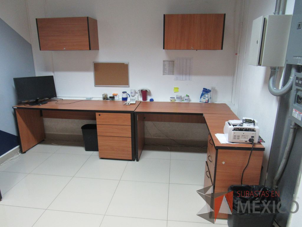 Lote 060 - Estación de trabajo para 2 personas con 2 archiveros de pedestal de 3 cajones y 2 gavetas