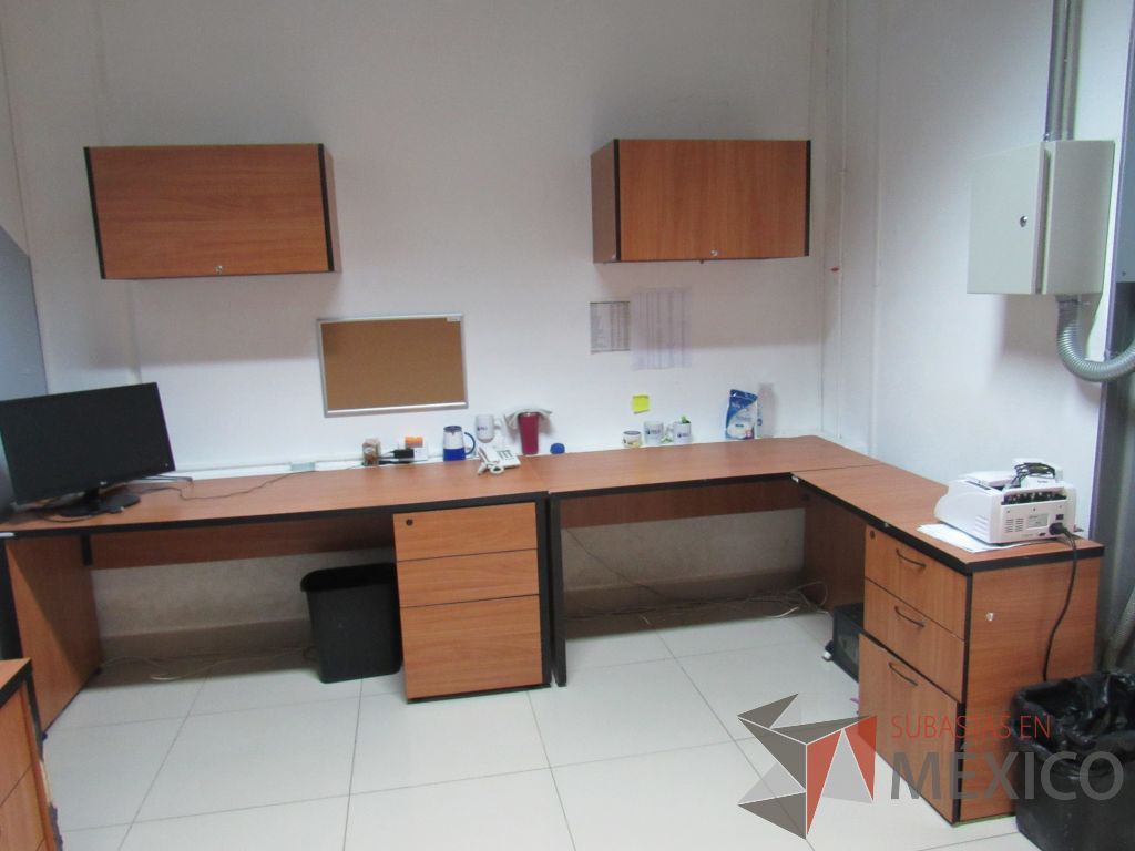 Lote 060 - Estación de trabajo para 2 personas con 2 archiveros de pedestal de 3 cajones y 2 gavetas - Imagen 6