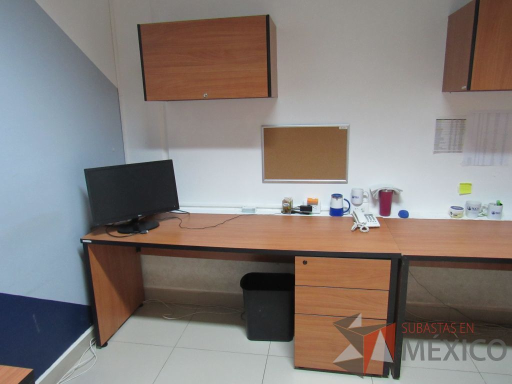 Lote 060 - Estación de trabajo para 2 personas con 2 archiveros de pedestal de 3 cajones y 2 gavetas - Imagen 8
