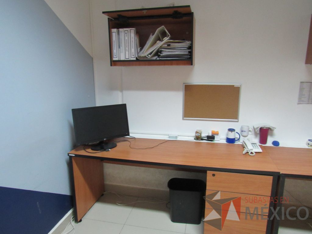 Lote 060 - Estación de trabajo para 2 personas con 2 archiveros de pedestal de 3 cajones y 2 gavetas - Imagen 11