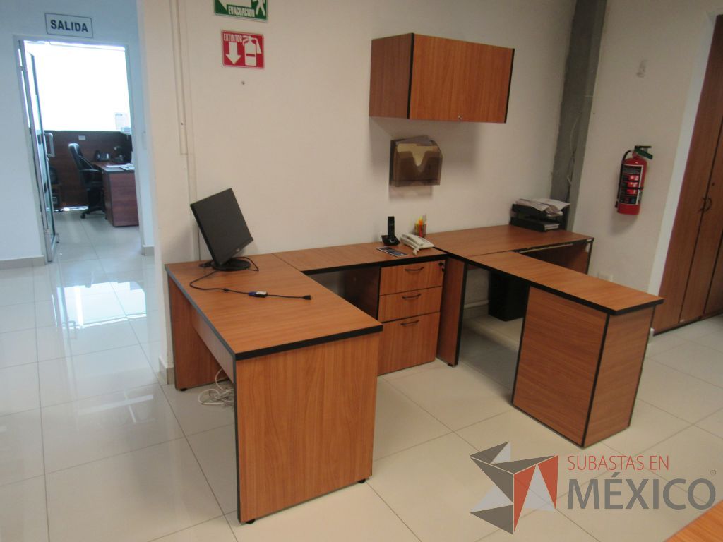 Lote 069 - Estación de trabajo para 2 personas con 2 archiveros de pedestal de 3 cajones y 1 gaveta - Imagen 2