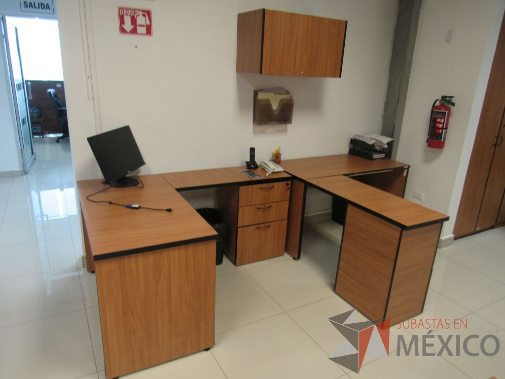 Lote 069 - Estación de trabajo para 2 personas con 2 archiveros de pedestal de 3 cajones y 1 gaveta - Imagen 4