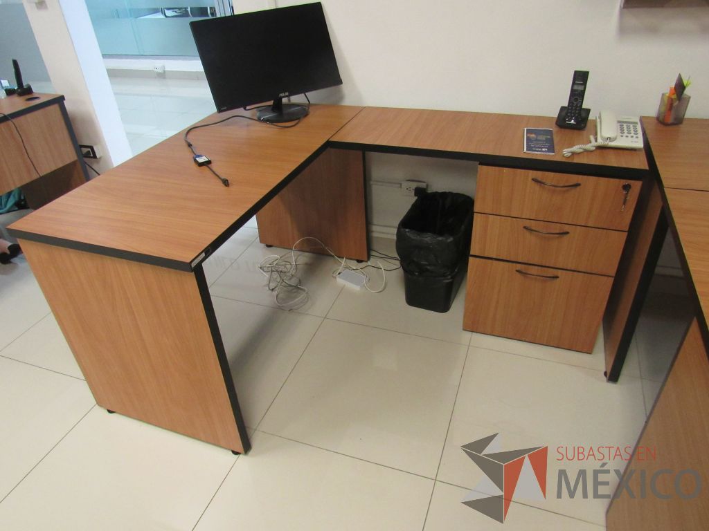 Lote 069 - Estación de trabajo para 2 personas con 2 archiveros de pedestal de 3 cajones y 1 gaveta - Imagen 5