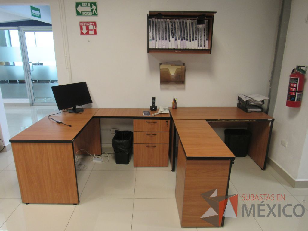 Lote 069 - Estación de trabajo para 2 personas con 2 archiveros de pedestal de 3 cajones y 1 gaveta