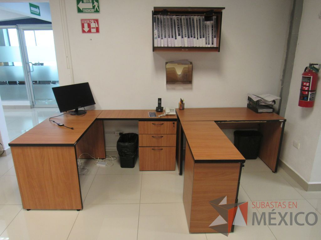 Lote 069 - Estación de trabajo para 2 personas con 2 archiveros de pedestal de 3 cajones y 1 gaveta - Imagen 7