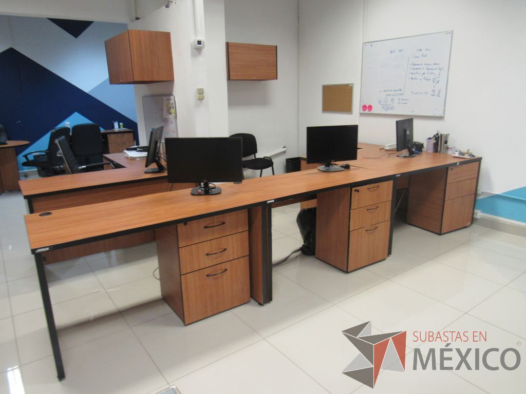 Lote 070 - Estación de trabajo 4 personas con 3 archiveros verticales de 3 cajones