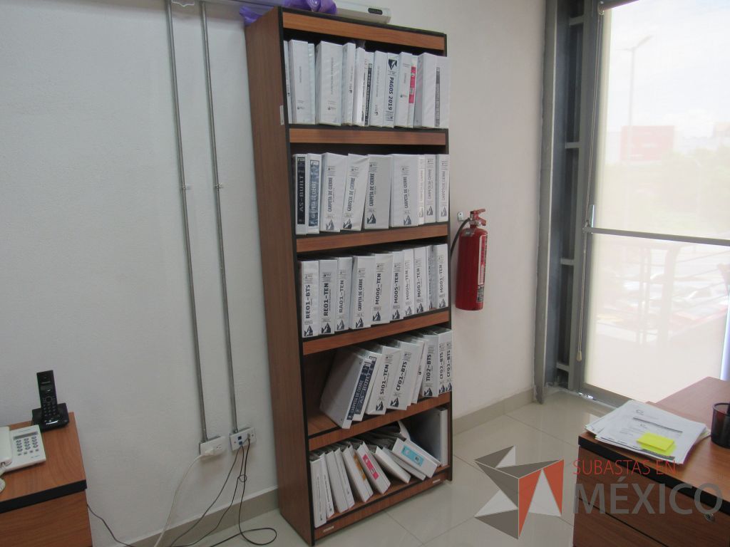 Lote 088 - 2 Libreros con 4 entrepaños color café y orilla color negro - Imagen 2