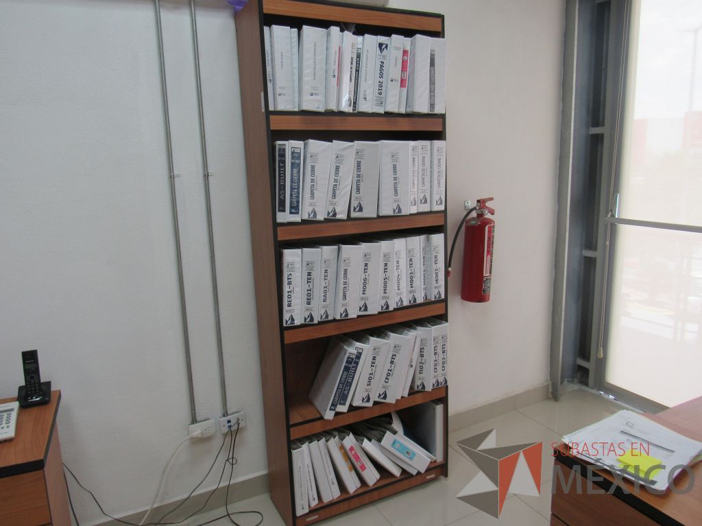 Lote 088 - 2 Libreros con 4 entrepaños color café y orilla color negro - Imagen 3