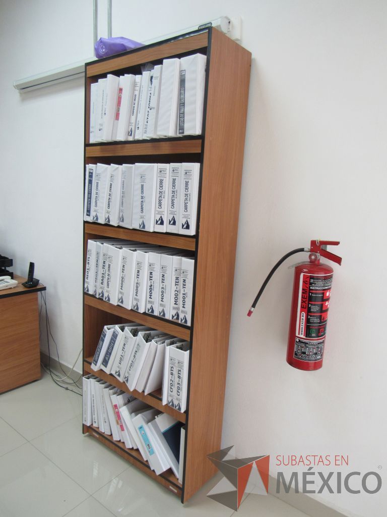 Lote 088 - 2 Libreros con 4 entrepaños color café y orilla color negro - Imagen 4
