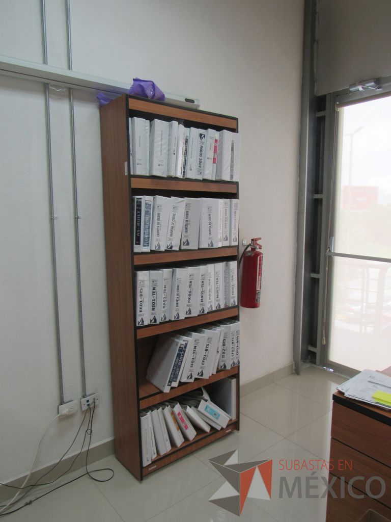 Lote 088 - 2 Libreros con 4 entrepaños color café y orilla color negro - Imagen 9