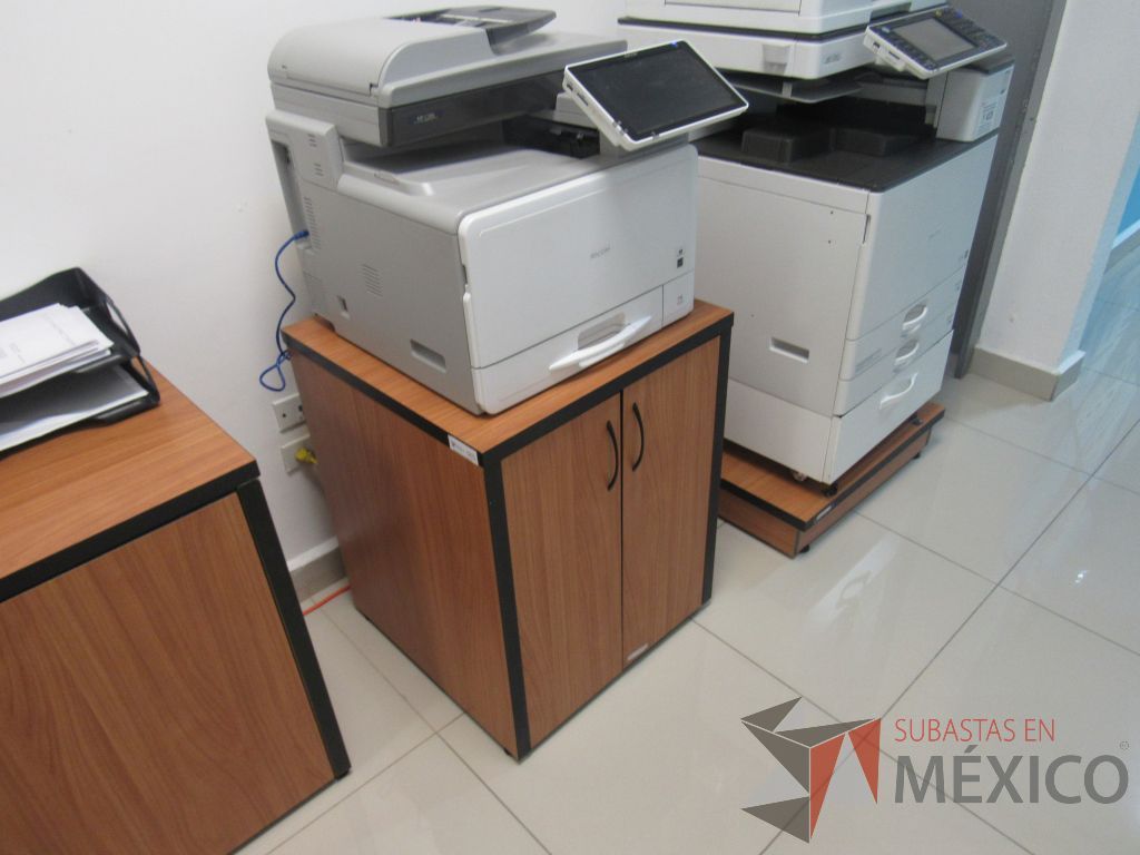 Lote 079 - Gabinete de 2 puertas y 1 entrepaño color café - Imagen 6