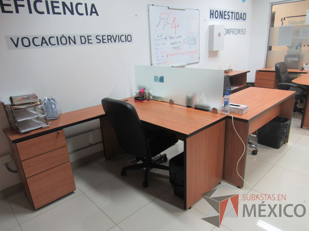 Lote 090 - Estación de trabajo para 2 personas con mampara de vidrio y 2 archiveros - Imagen 5