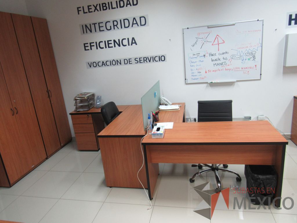 Lote 090 - Estación de trabajo para 2 personas con mampara de vidrio y 2 archiveros - Imagen 8