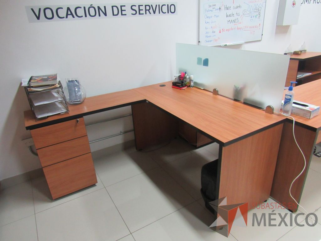 Lote 090 - Estación de trabajo para 2 personas con mampara de vidrio y 2 archiveros - Imagen 12