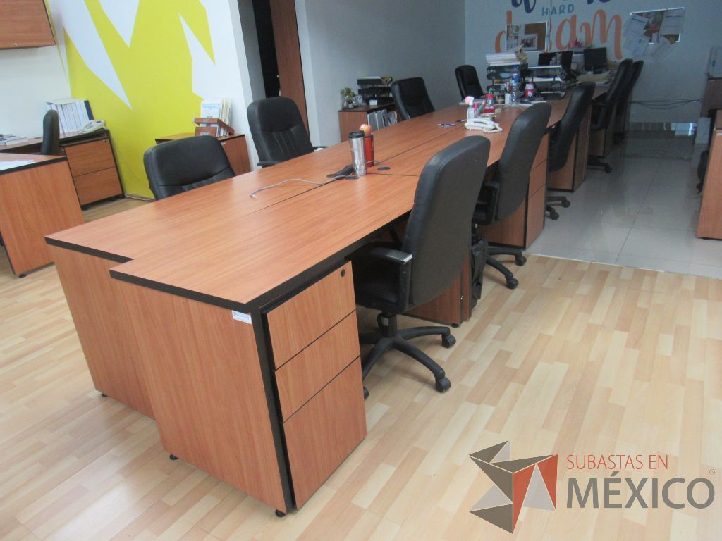 Lote 097 - Estación de trabajo para 10 personas con 10 archiveros verticales de 3 cajones