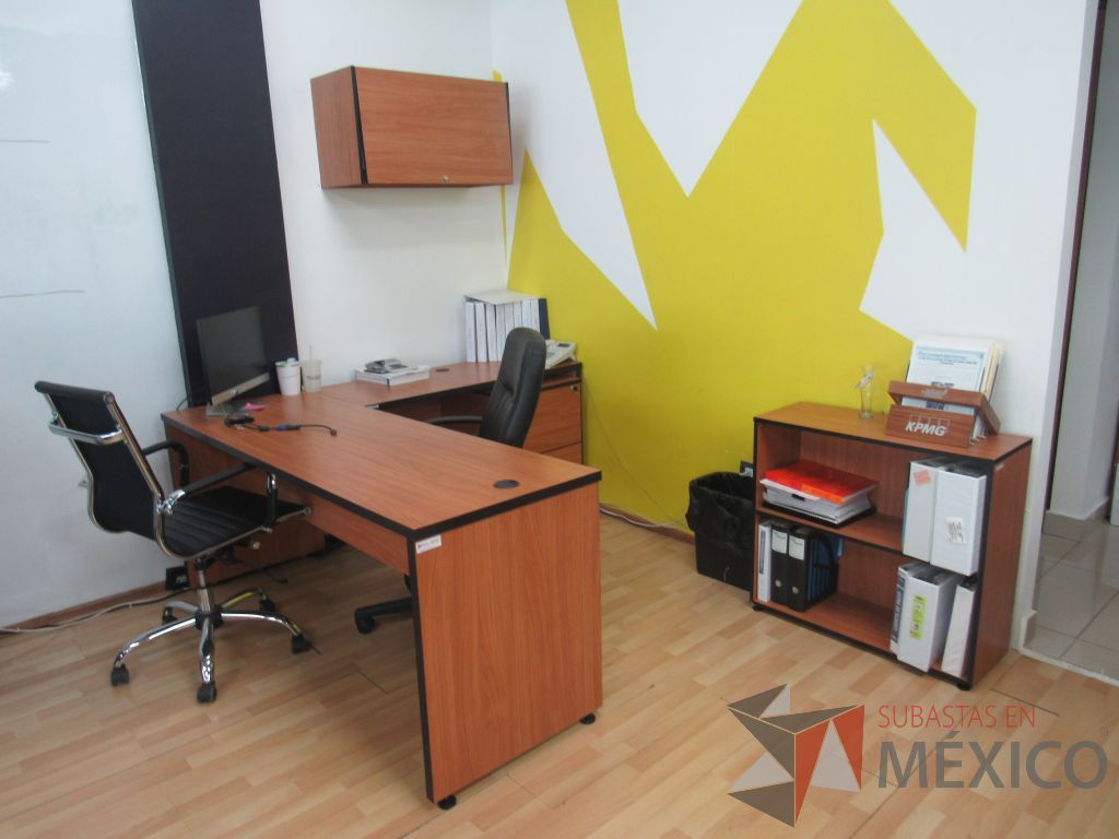 Lote 109 - Escritorio de costado derecho en escuadra con archivero vertical de 2 cajones