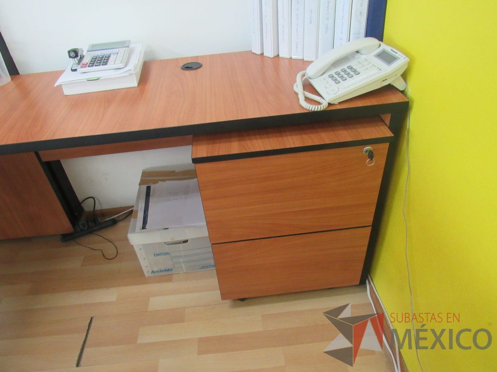 Lote 109 - Escritorio de costado derecho en escuadra con archivero vertical de 2 cajones - Imagen 8
