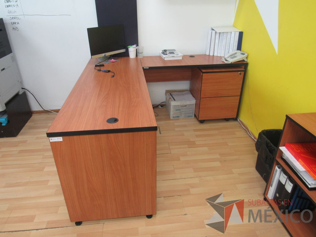 Lote 109 - Escritorio de costado derecho en escuadra con archivero vertical de 2 cajones - Imagen 10